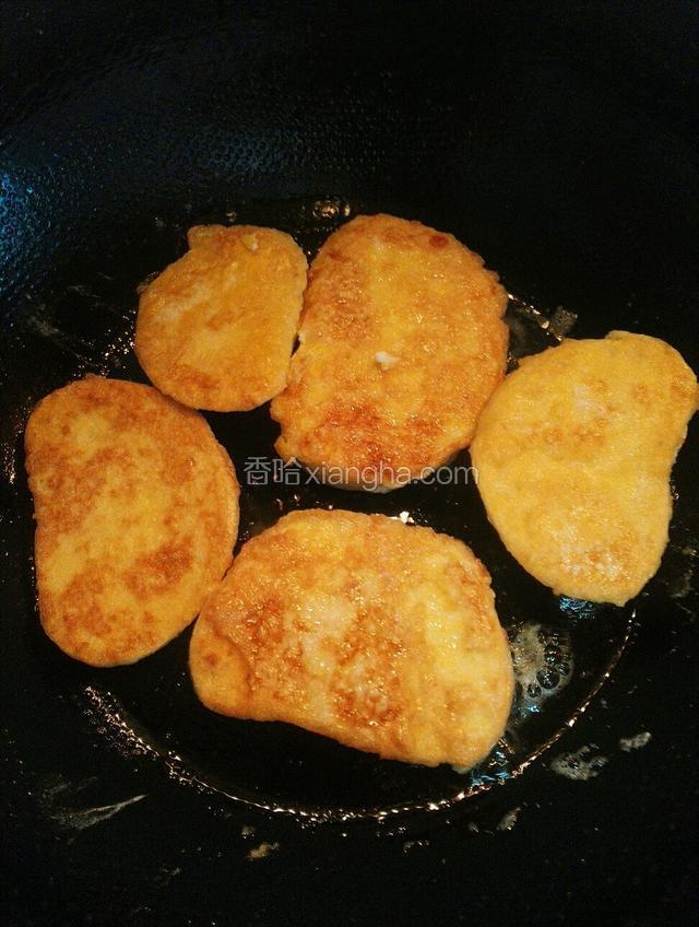 两面煎至金黄色，外皮酥脆即可