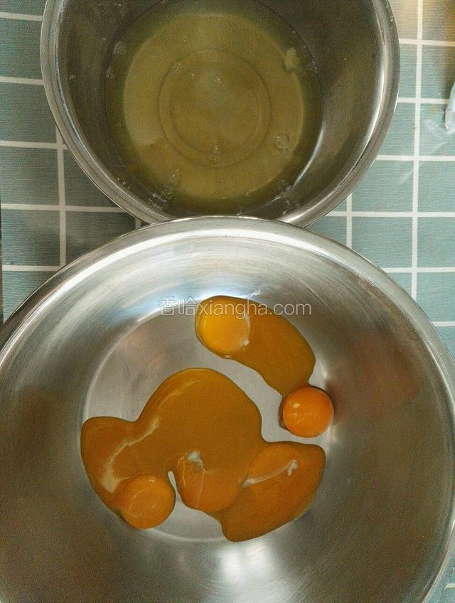 蛋清与蛋黄分别放入无水无油的容器