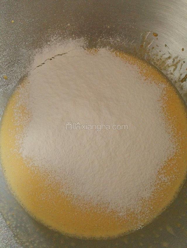 分次筛入低筋面粉（每次都要拌匀后再放入剩下的）