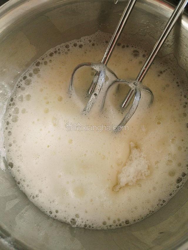 蛋清用电动打蛋器打至鱼眼泡时加入几滴白醋和三分之一白糖