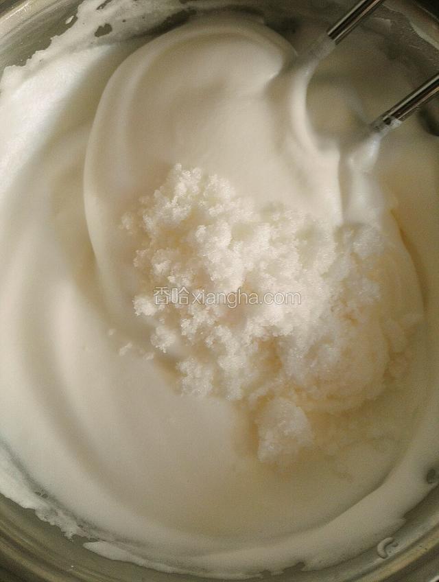 等到蛋白细腻把剩下的糖放入