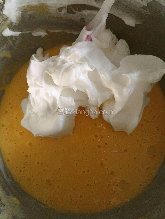 把蛋白糊分次加入蛋黄糊里翻拌均匀