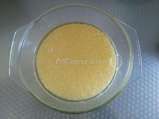 首先把黄米洗净，然后用清水泡上三小时以上。