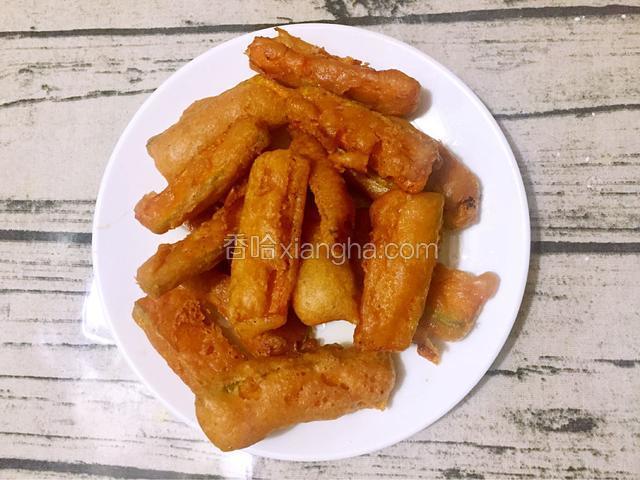 捞出沥干油分备用