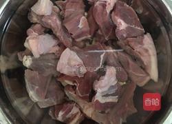 红酒焖牛腩的做法图解1