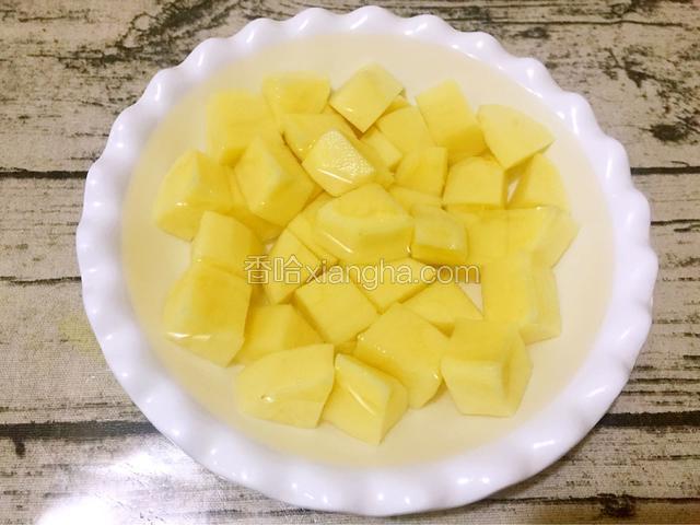 土豆去皮洗净切成小块用清水浸泡备用