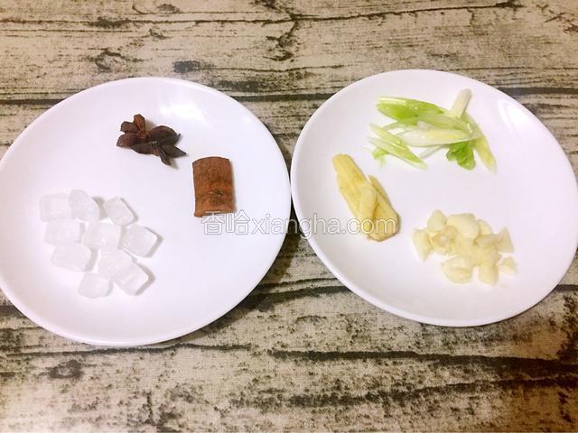 姜切丝、蒜拍碎、葱切葱花，冰糖、八角、桂皮备用