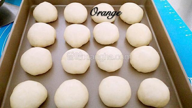 再倒扣在不粘烤盘，如果没有就放正常烤盘，上面要放吸油纸，放在烤箱里，启动发酵功能，二次发酵35分钟