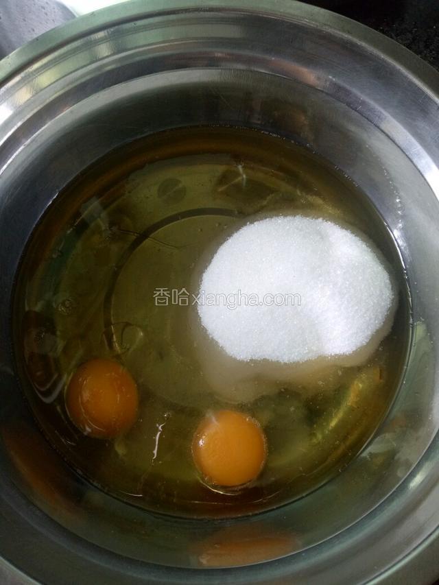 把猪油,玉米油,细砂糖,鸡(我做了这个菜谱的两份,所以放了两个鸡蛋)蛋放在一个盆,