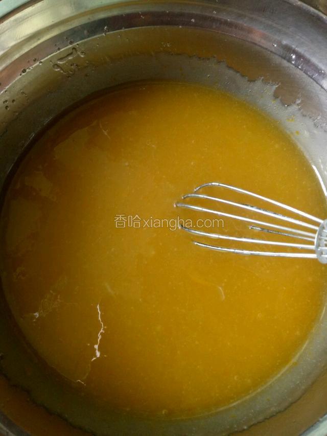 用手动打蛋器往一个方向搅拌至细砂糖溶化