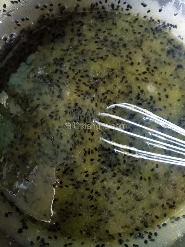 再把黑芝麻倒入搅拌均匀,也是往一个方向拌。