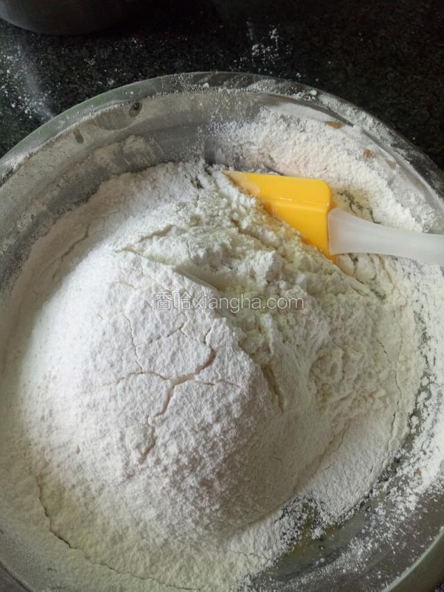 最好把泡打粉，小苏打粉和低筋面粉拌均匀用筛网筋入，先用硅胶棒搅拌一会再用手和面。