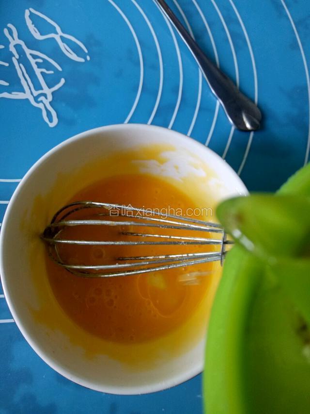 鸡蛋液里放几滴玉米油。