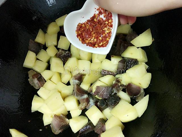再下入辣椒末炒匀。