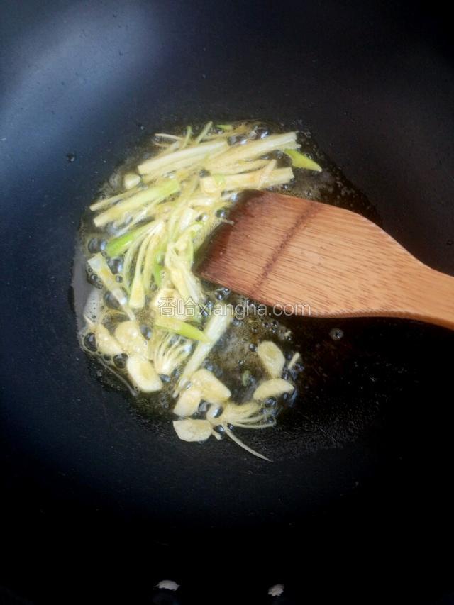 锅内倒入适量的食用油，再加几滴香油，油烧至七成热葱蒜下锅爆香。