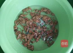 蘑菇红枣排骨汤的做法图解2