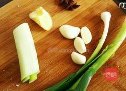 胡萝卜烧肉的做法图解1