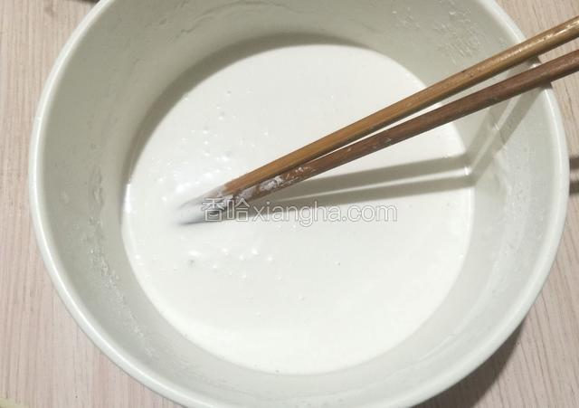 用少许凉水将粘米粉调成糊状；