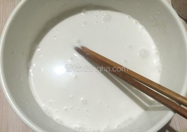 再倒入少许沸水调成粉浆；