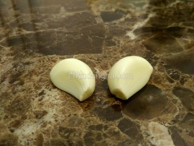 把蒜头用小刀切去～方便入味～