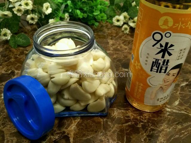 把蒜放入可以密闭的容器内，准备米醋～我们知道醋有很多种，例如陈醋，白醋，米醋，最适合泡腊八蒜的是米醋～