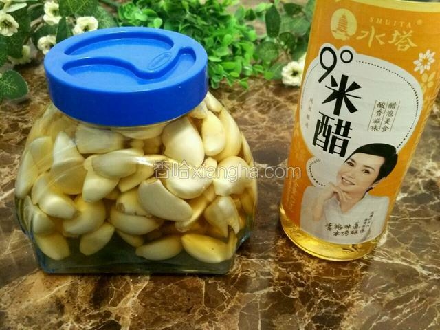 倒入米醋拧紧瓶盖，放到阴凉处即可～