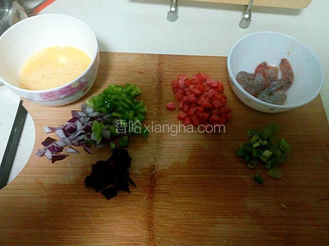 虾仁切丁用盐、料酒腌一下，青椒、洋葱、香肠切丁，木耳泡好，用热水烫熟。剩米饭搅拌均匀，炒时省时间。蛋液里加点盐、胡椒粉搅拌均匀。