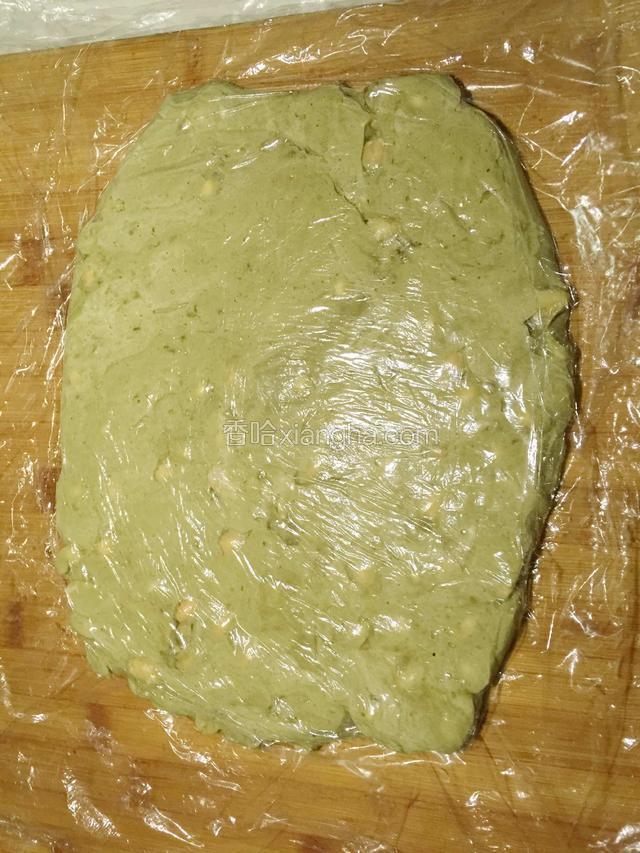 倒入提前铺好保鲜膜的菜板上，盖上一层保鲜膜，擀成约一厘米厚的片，冷藏3小时。