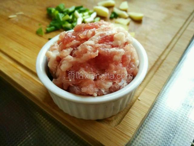 准备好猪肉泥一份，最好是有肥有瘦的五花肉那种。