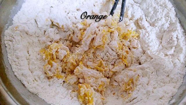 把南瓜泥倒入盆内，加面粉，酵母，用筷子拌匀