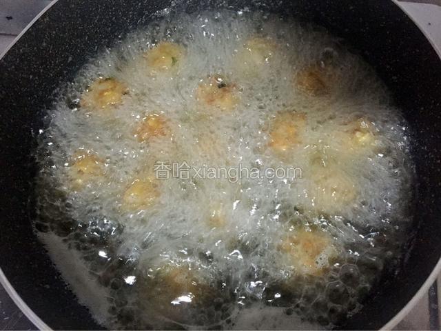 等锅中油再次烧热时放入复炸至金黄色