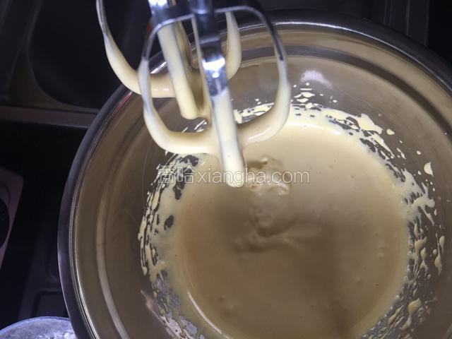 糖分三次加入，打到打蛋器拿起纹路不会马上消失就行了