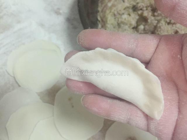 捏成饺子（注意饺子边别粘上油，要不然煮的时候饺子会露馅）。