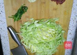 甘蓝炒肉的做法图解1