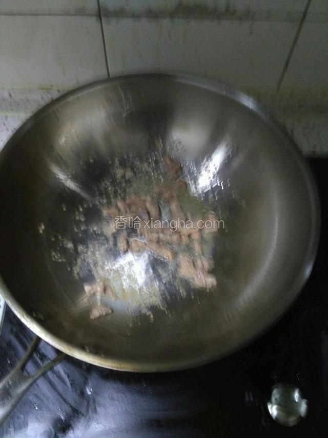 起锅油热下肉，炒至肉变色。