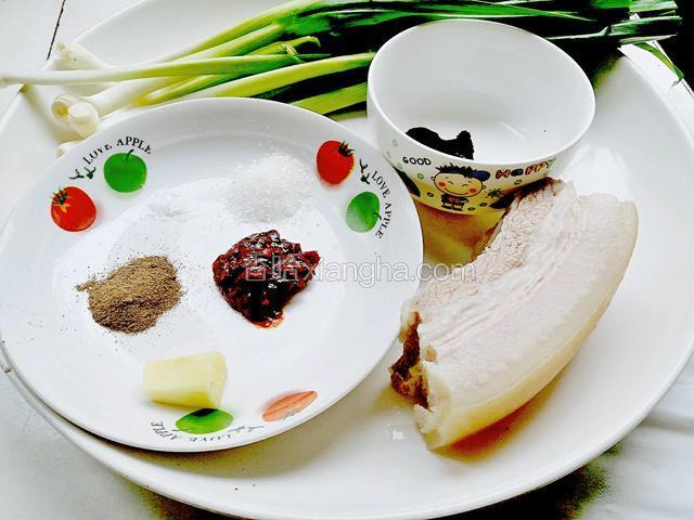 准备好以下主食材和配料，五花肉提前焯水备用，把炒回锅肉的所有调料，按所用的量准备好。