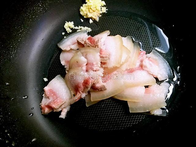 把食用油五克倒入锅内，同时五花肉下锅，开中火把五花肉煸炒两分钟。