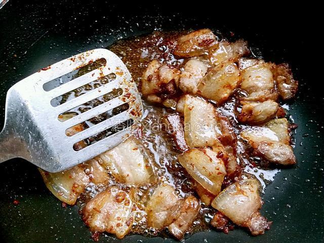 再次用锅铲把五花肉煸炒上色