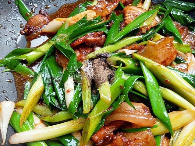 三分钟后，香蒜基本熟透，然后，把准备好的味精胡椒下锅，翻炒均匀出锅装盘。这道超级下饭菜就做好了。