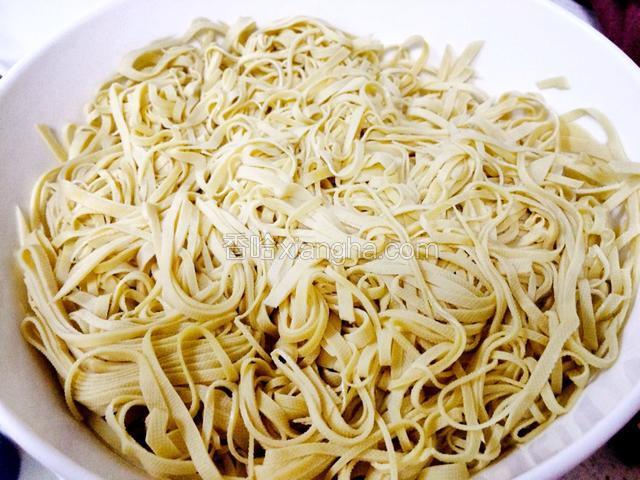 干豆腐用开水浸泡，切丝备用