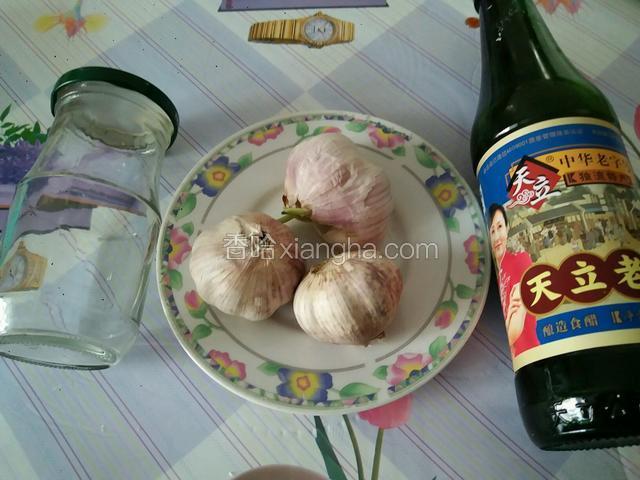 准备好用的玻璃瓶 大蒜 米醋