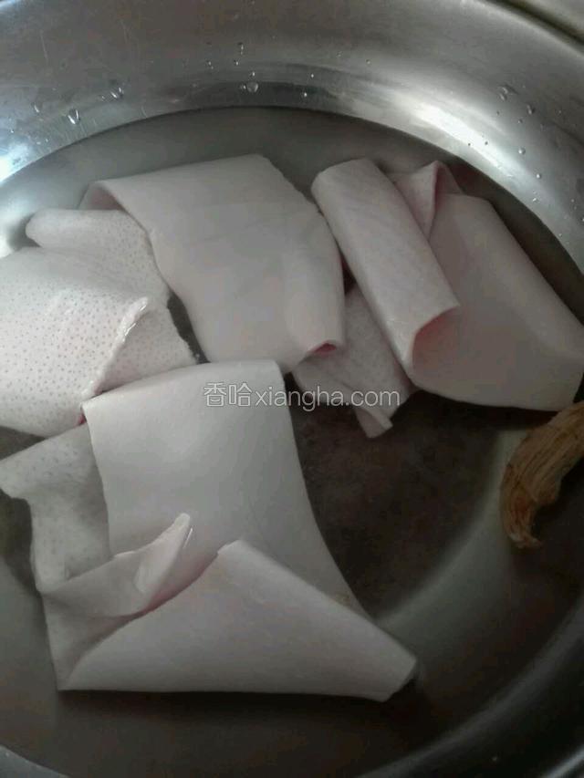 锅内添清水，放肉皮和一块老姜。