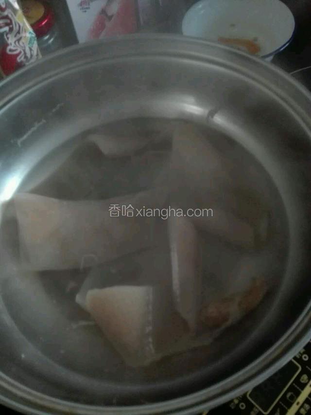 大火煮肉皮，肉皮透明捞出。