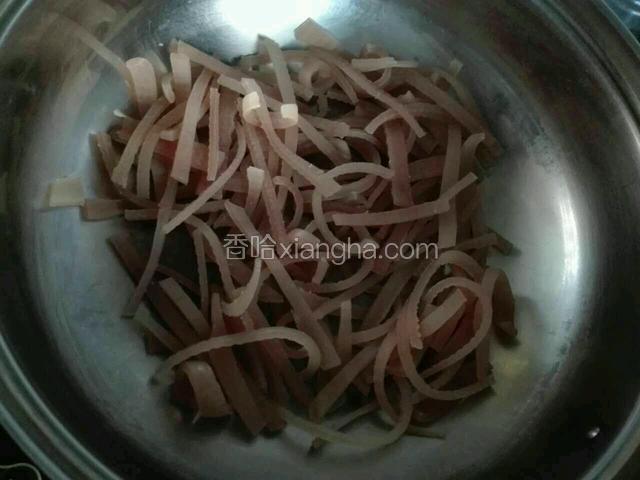 肉皮放不锈钢锅里。