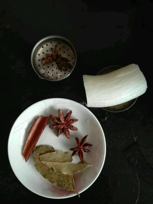 准备料盒，葱白，大料，香叶，桂皮。花椒。