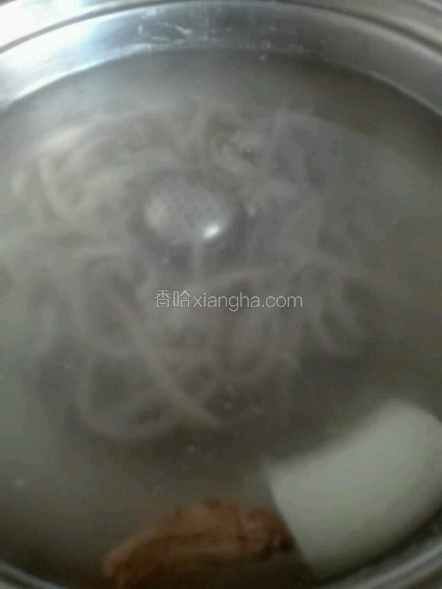 香叶，花椒，大料，桂皮装进料盒和葱，姜放进水里，大火煮开，撇去浮沫。转中小火熬2个小时。