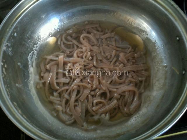 待液面与肉皮齐平，锅边有明显胶质浮沫时。