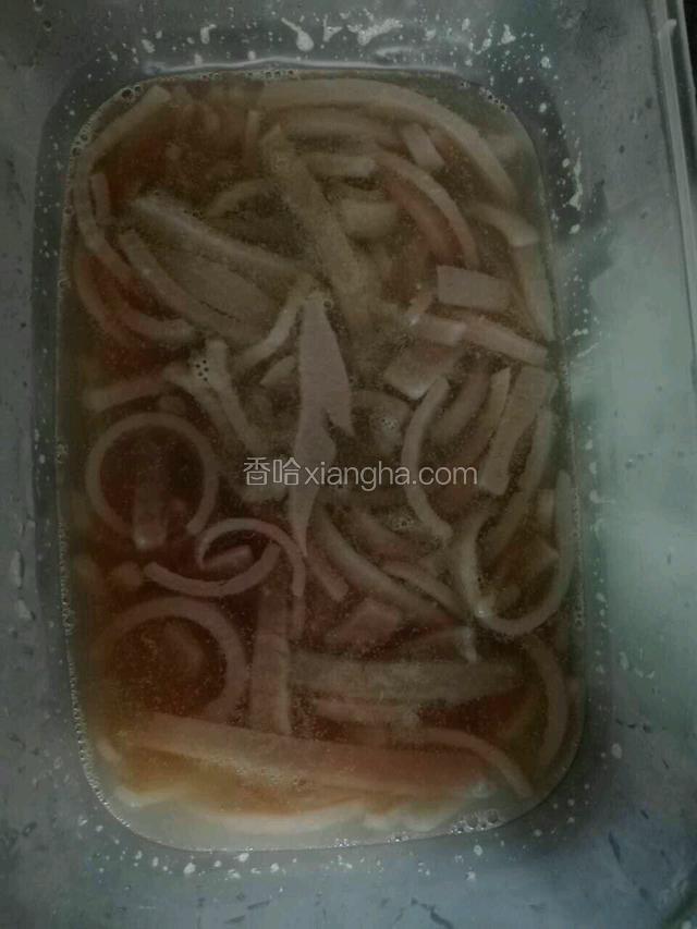 倒入盒中，去浮沫，放冰箱冷却。我是放阳台冷却的，比冰箱保鲜温度低。