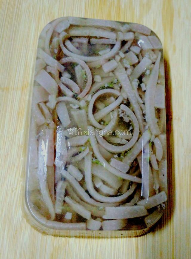 冷却后用饺持子（水果刀也可）把四边划一下，倒扣出来。切片。完成。