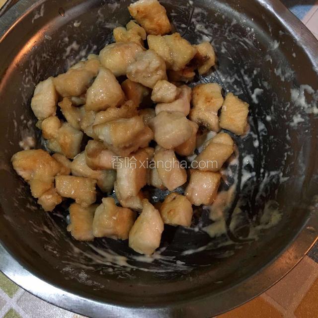 翻炒至金黄色倒出备用